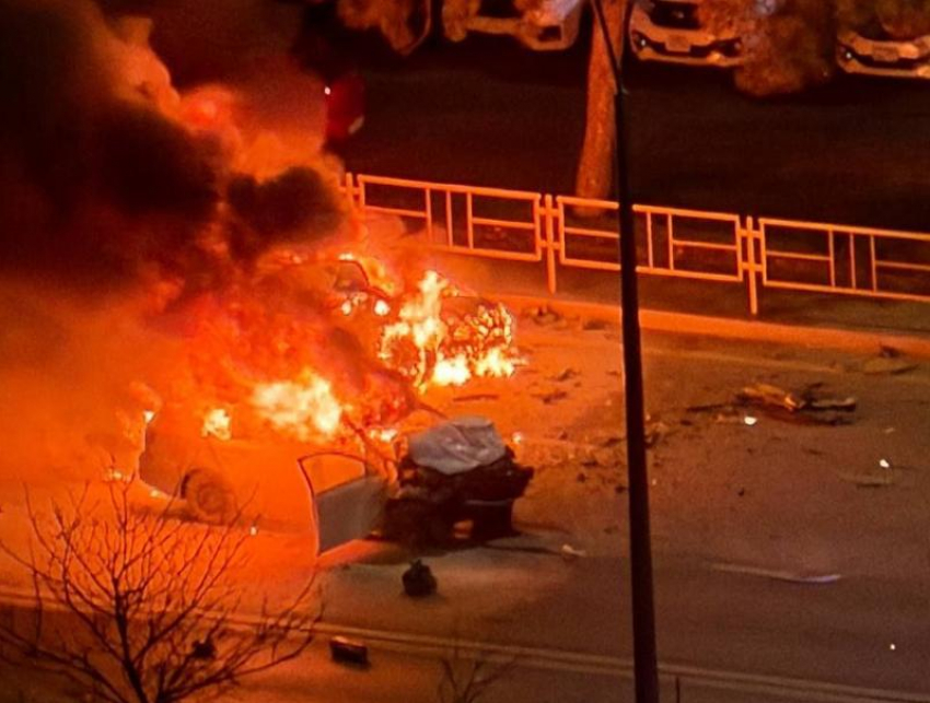 Как спичка вспыхнула машина на Ростовском шоссе в Краснодаре: погибли люди