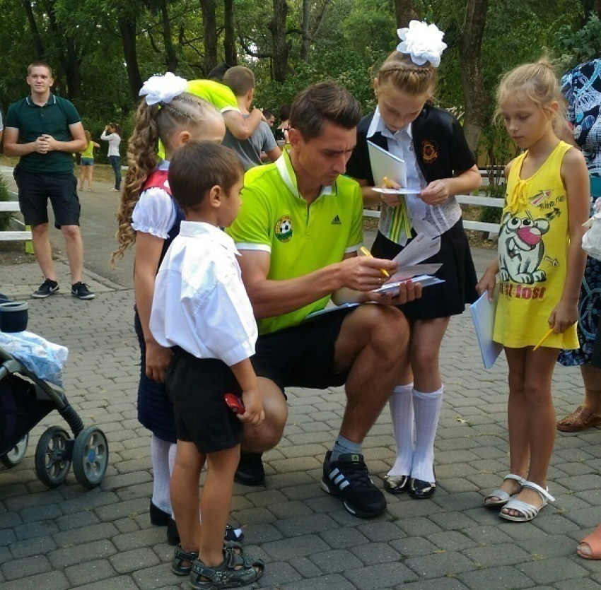 Игроки ФК «Кубань» подарили школьникам автографы и билеты на футбол 