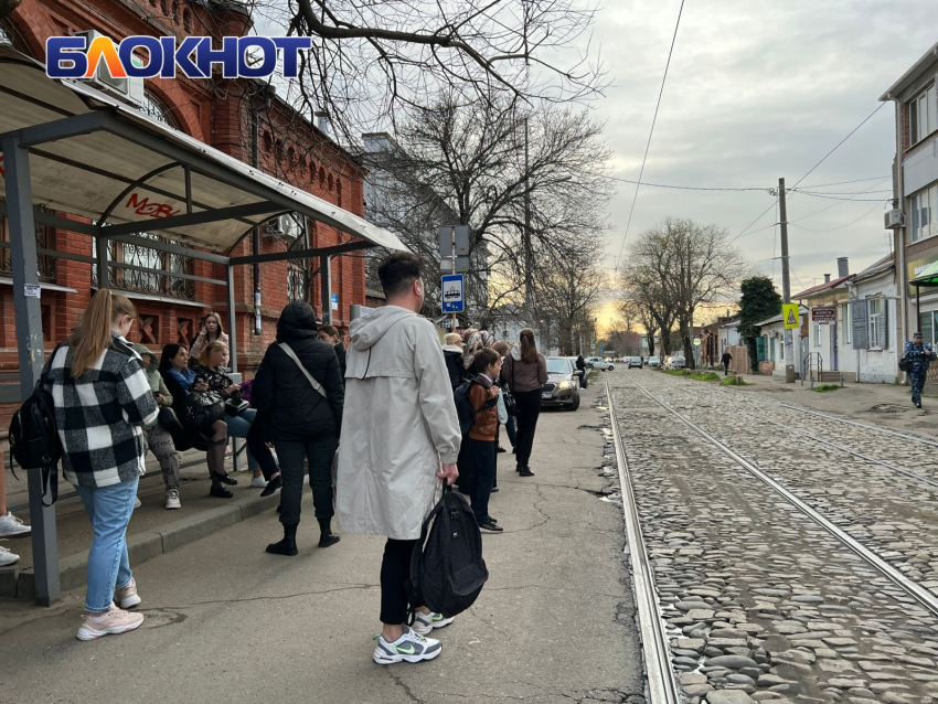 В центре Краснодара остановились трамваи после госпитализации водителя из-за наезда на ребёнка