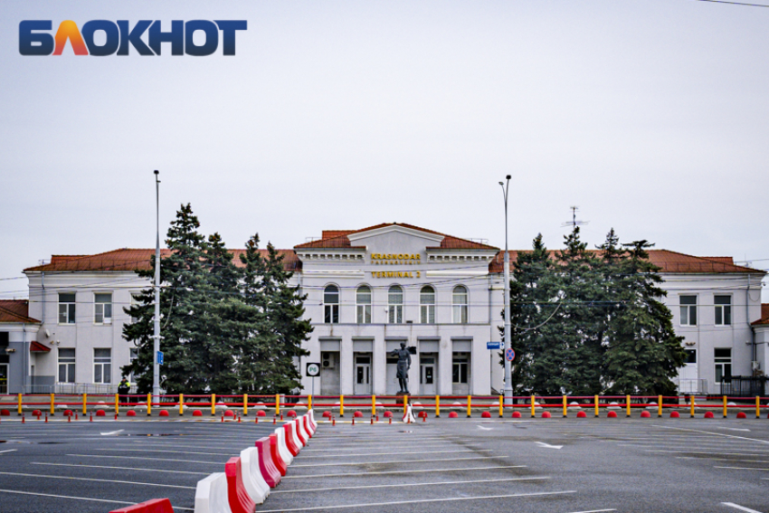 «В аэропорту Краснодара уже убрали новогоднюю ёлку»: «Пашковский» отметил 22 месяца закрытия