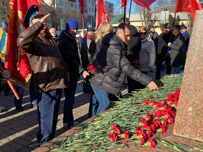 «До встречи в СССР 2.0!»: в Краснодаре возложили цветы в 100-летие рождения Советского Союза