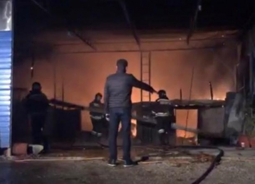 В Сочи пожар в частном доме тушили около часа