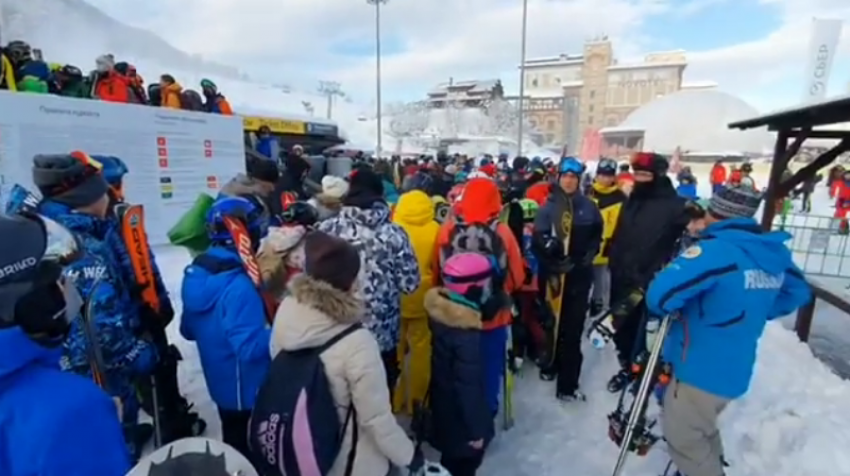 Открытие горнолыжного сезона в Сочи отметили большими очередями 