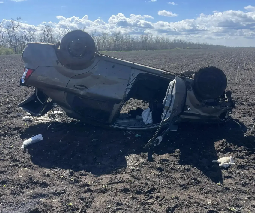 На Кубани легковушка вылетела в поле и перевернулась: погибли двое 