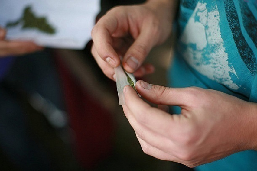 На Кубани двое мужчин уговорили школьниц выкурить марихуану