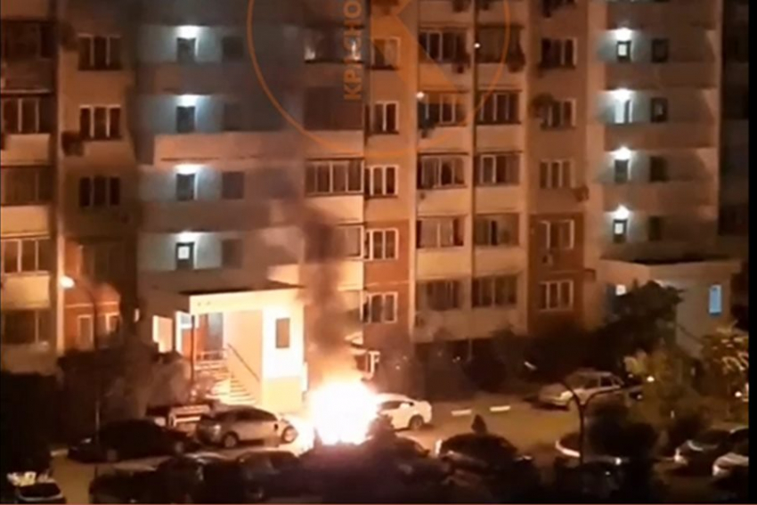 Два автомобиля сгорели в Краснодаре ночью в ГМР