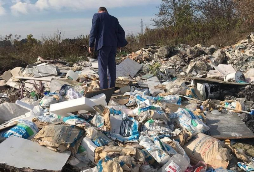 Пригород Краснодара тонет в горах мусора