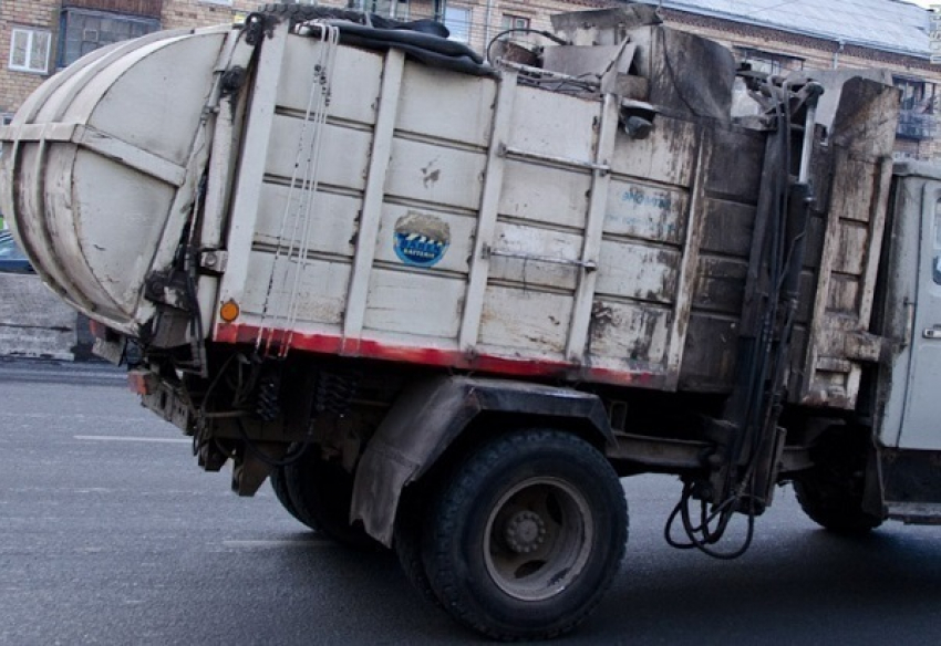 В Новороссийске мусоровоз насмерть сбил пешехода 