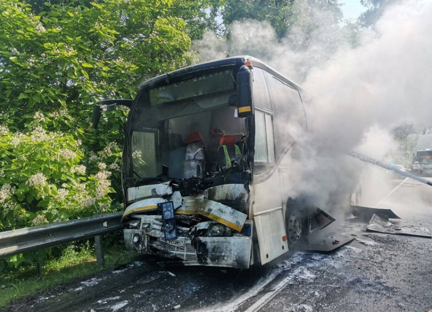 В Туапсинском районе после ДТП загорелся автобус с детьми: 16 в больнице