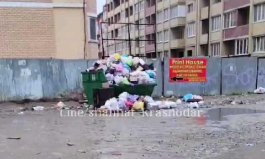 В Краснодаре залитую водой улицу вдобавок завалили мусором