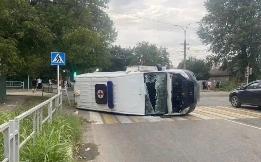 Машина скорой помощи перевернулась на дороге в Армавире: есть пострадавшие