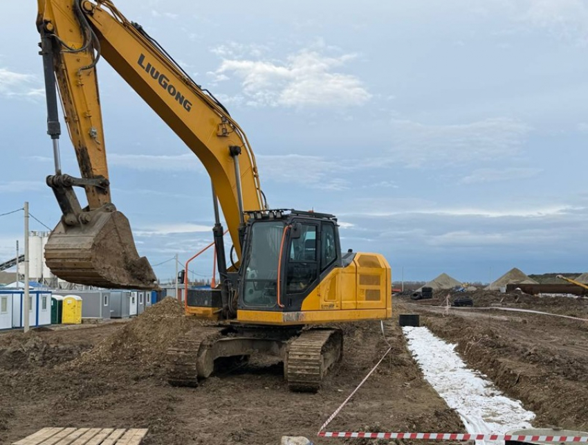 Экскаватор придавил молодого рабочего на стройке в Краснодаре