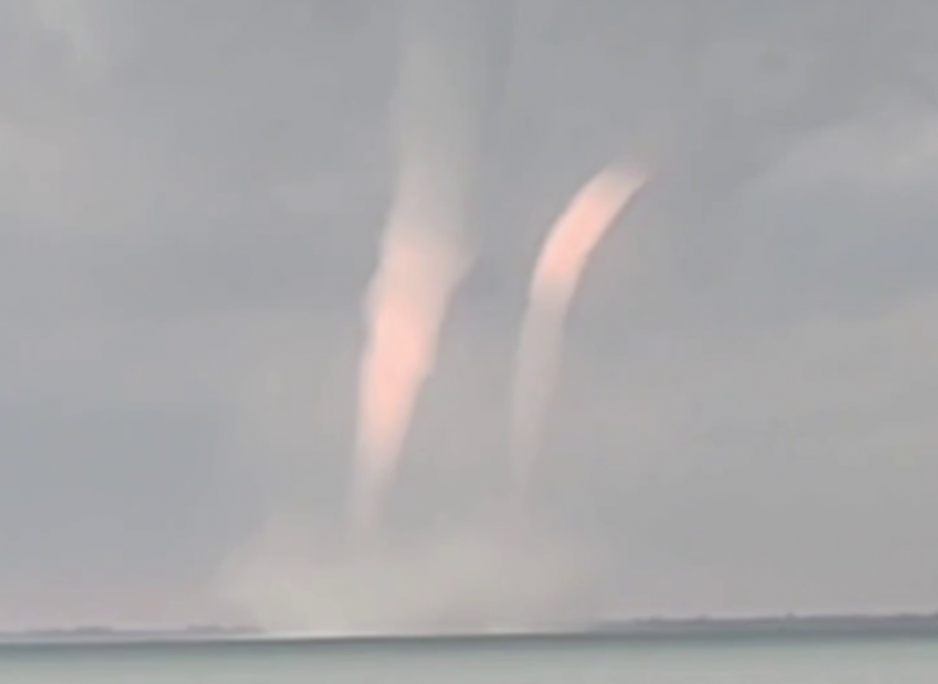 Танец смерчей над лиманом заметили в Краснодарском крае