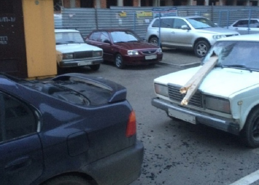 В Краснодаре упавшие «строительные леса» разбили «Хонду» и «Семерку»