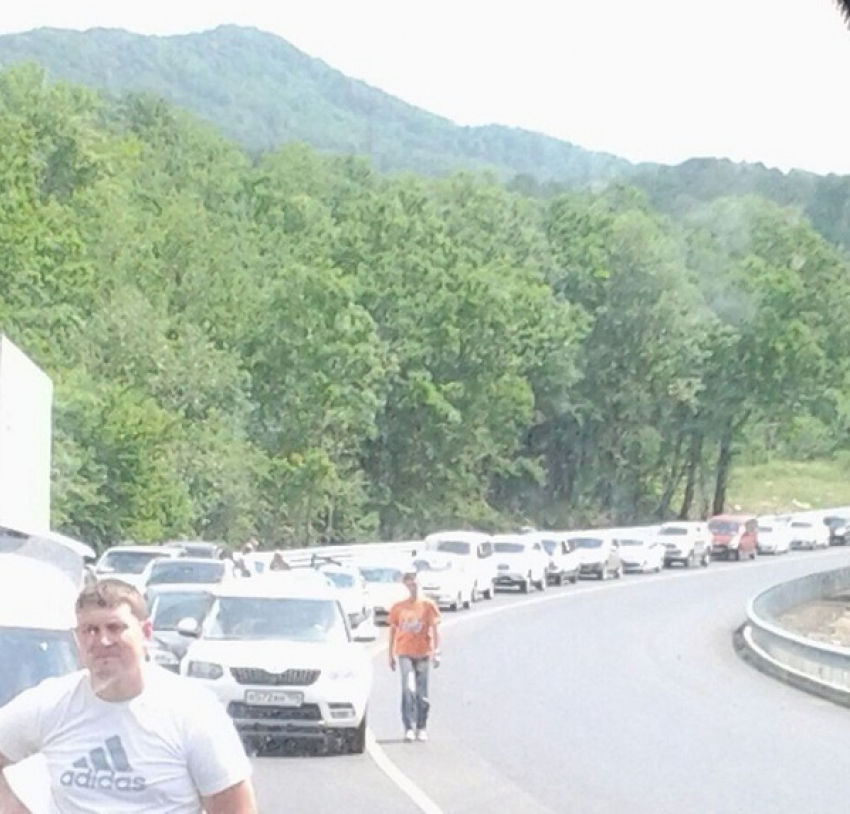 На трассе в сторону Джубги образовалась огромная пробка