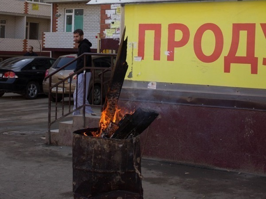 В Краснодаре жители десяти многоэтажек, оставшись без тепла, жгут бочки