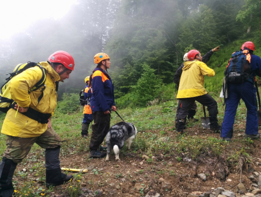 Отправившийся на помощь туристке спасатель погиб под камнепадом в Сочи