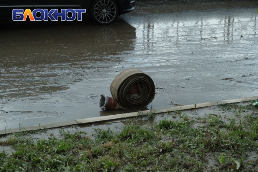 В Краснодаре после дождя город встал в пробках из плывущих на работу машин