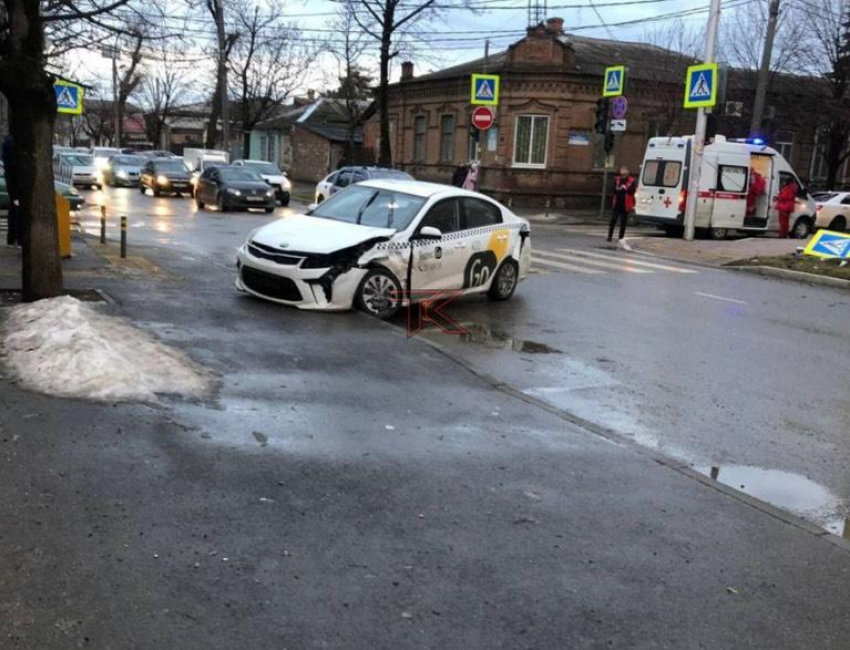 В Краснодаре столкнулись два такси