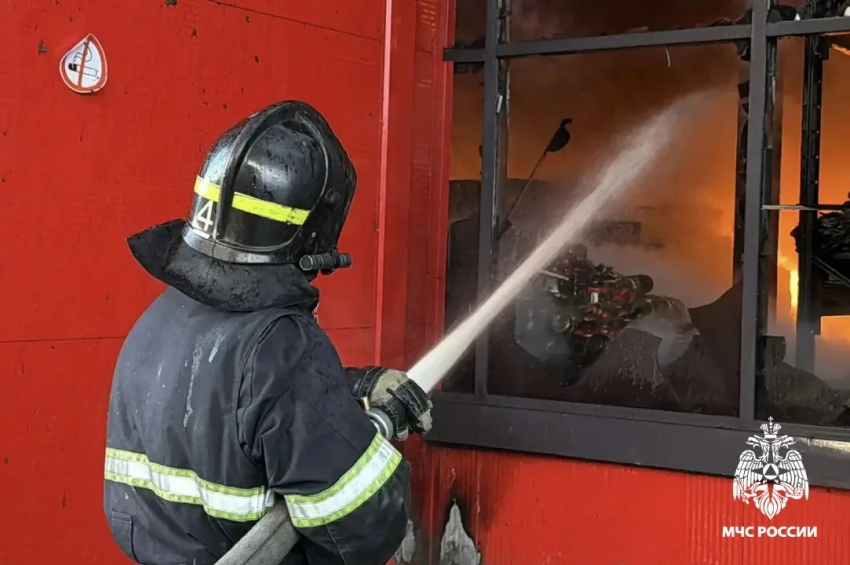 Огонь уничтожил складское здание с магазином в Краснодаре