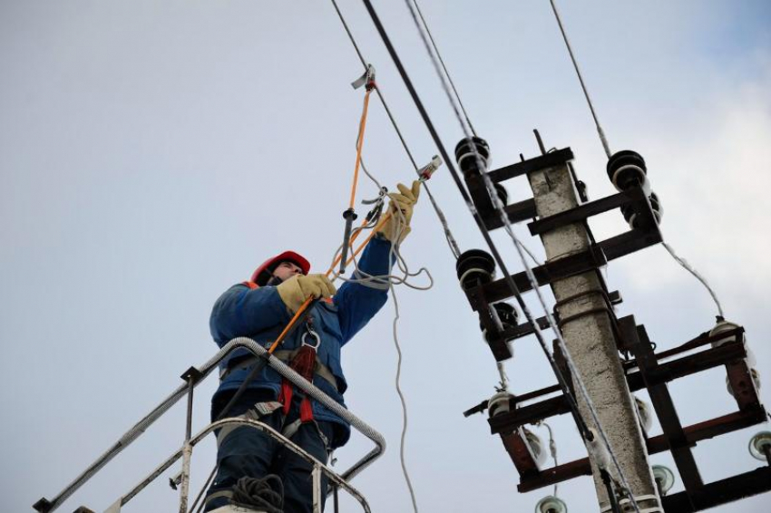 Восстановлено энергоснабжение более 50 % потребителей, пострадавших из-за ураганного ветра на Кубани и в Адыгее