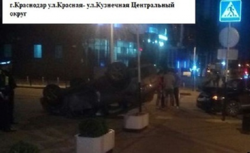 В центре Краснодара перевернулся Hyundai 