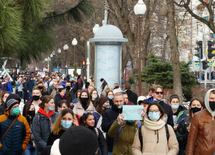 Дезинфекция от ковида и скандирования толпы: в Краснодаре продолжается несанкционированный митинг сторонников Навального