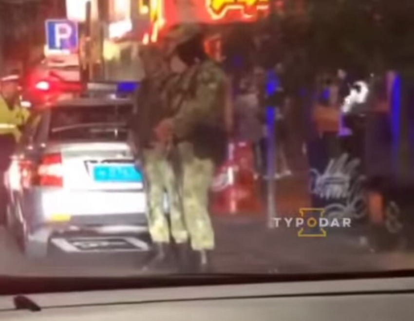 Полицейские с автоматами ночью на улице Красноармейской напугали краснодарцев