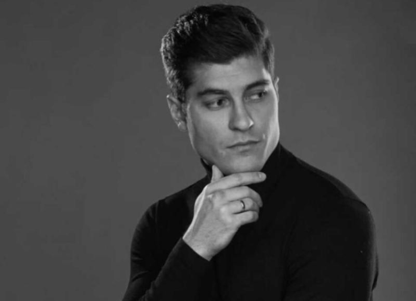 Альберт Тестостеронов: ведущий из Краснодара разделся ради продажи квартиры за 7 миллионов