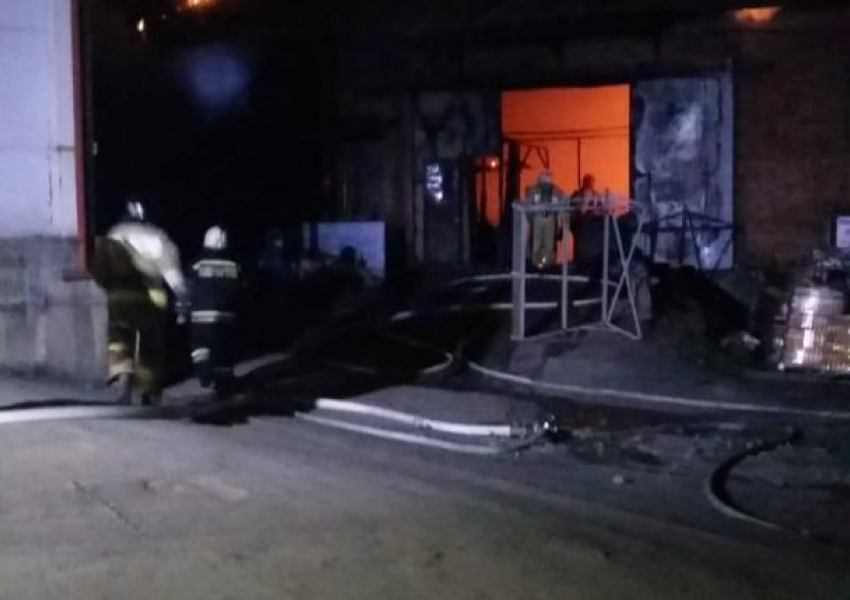 Крупный пожар произошел на складе в Краснодаре 