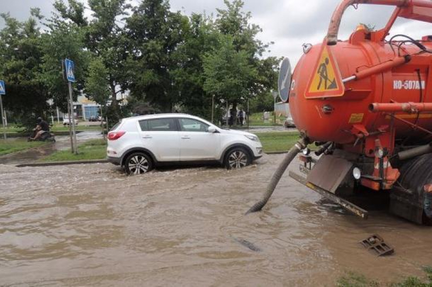 Более 30 подтоплений устранено после сильного ливня в Краснодаре