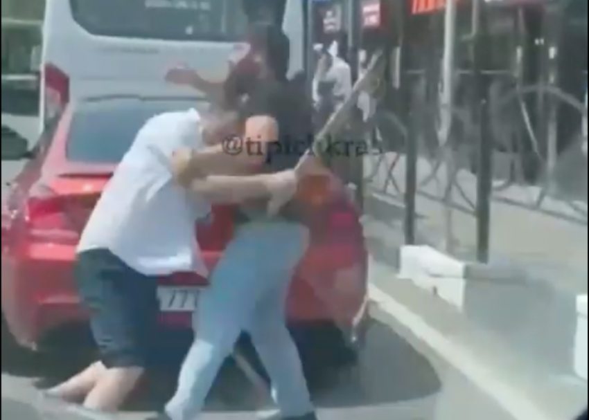 Водитель автобуса в Сочи напал с битой на водителя BMW - видео