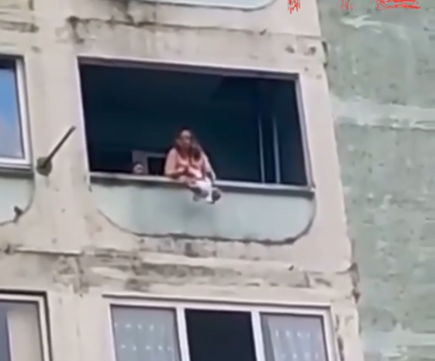 Мать ребенка из окна. Ребенок на балконе. Младенца выбросили из окна. Девушка выкидывает ребенка на балкон.