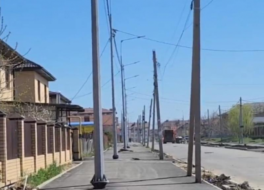 Стоящие посреди дороги столбы заинтересовали администрацию Краснодара 