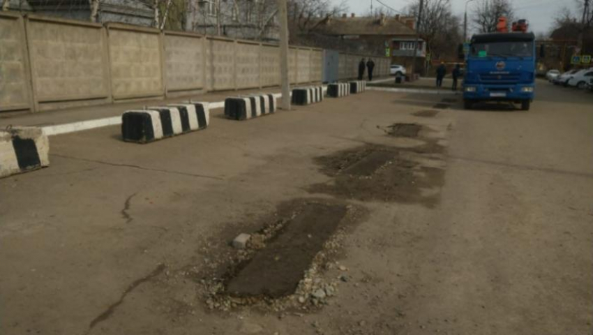 Пока не пожаловались: мэр поручил отодвинуть бетонные блоки у детского сада
