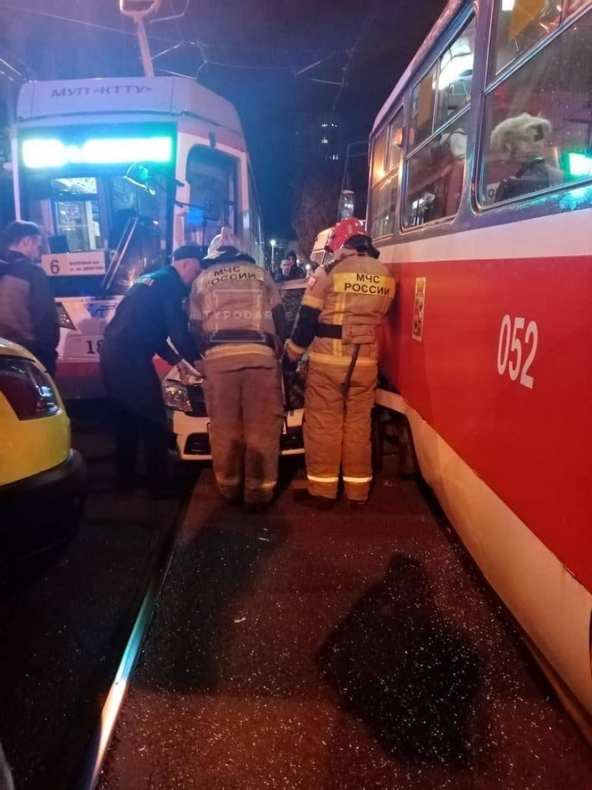 В Краснодаре таксиста с пассажирами зажало между двумя трамваями 