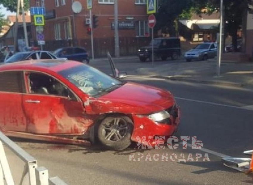  В центре Краснодара несильная авария унесла жизнь человека 