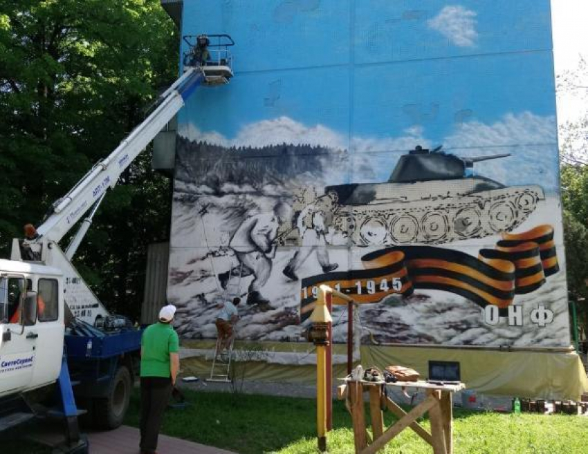 Уличные художники к 9 мая разрисовали стену в Краснодаре 
