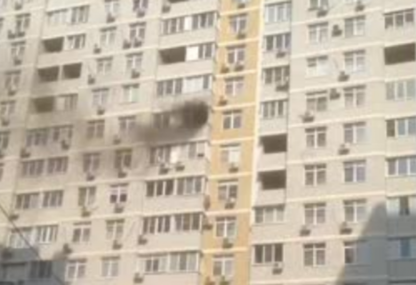 В многоэтажном доме в Краснодаре загорелась квартира
