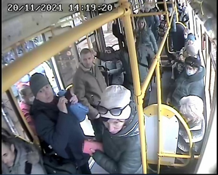 Антимасочники сняли трамвай с маршрута в Краснодаре