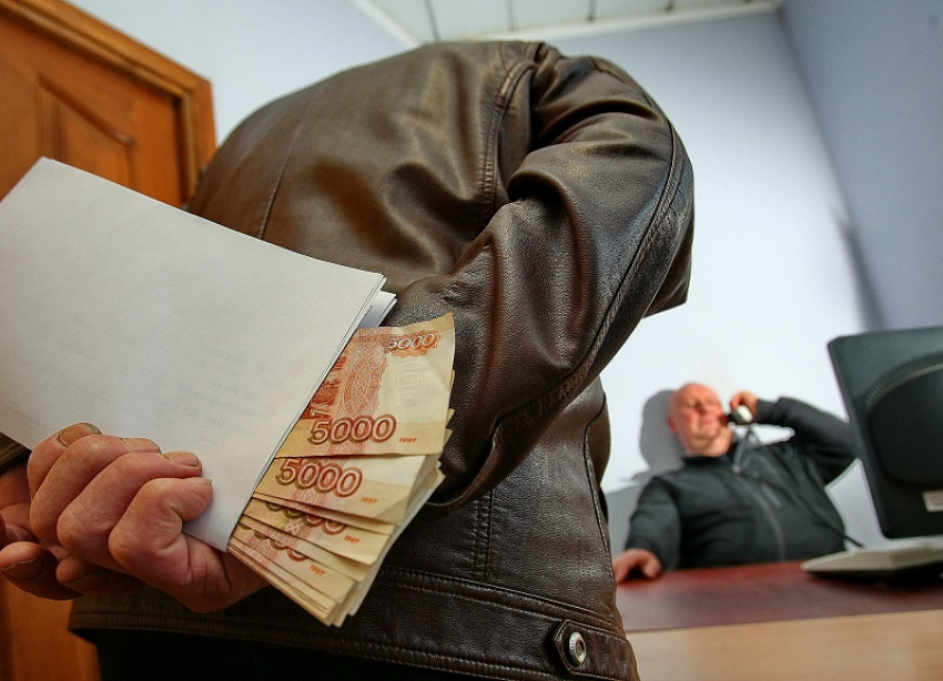 В Краснодаре пенсионер предлагал фирме решить вопросы с полицией за пару миллионов