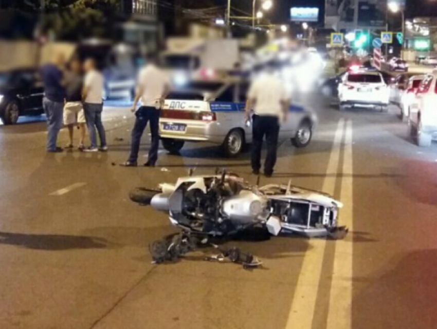 В Краснодаре смертельное ДТП с мотоциклистом и «Mercedes» попало на видео