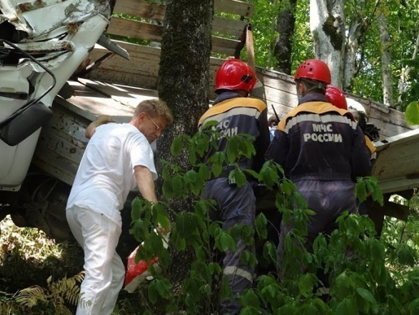 ДТП в Сочи: грузовик с людьми повис над обрывом 