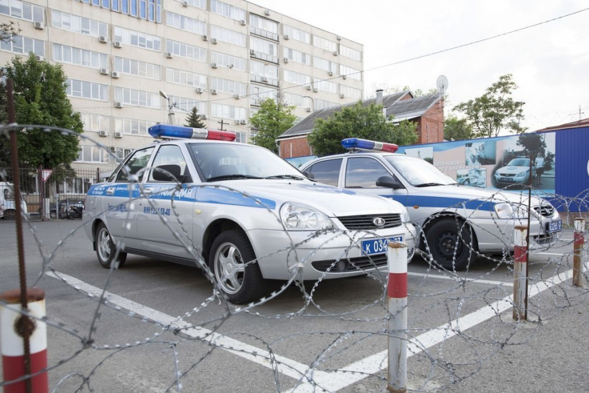 Угнал у знакомой автомобиль, врезался в дерево и убежал мужчина в Краснодарском крае