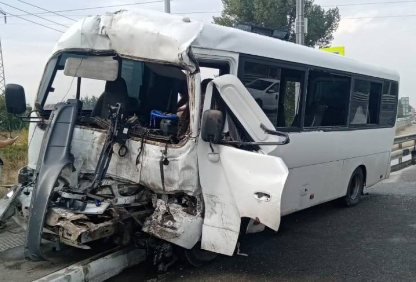 В Краснодарском крае три человека пострадали при таране маршруткой автобуса