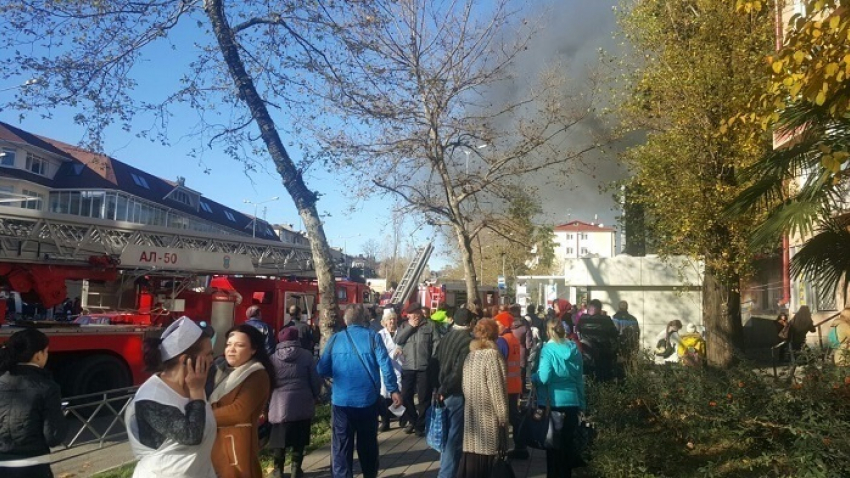 В Сочи увеличилось число пострадавших при пожаре в торговом центре 