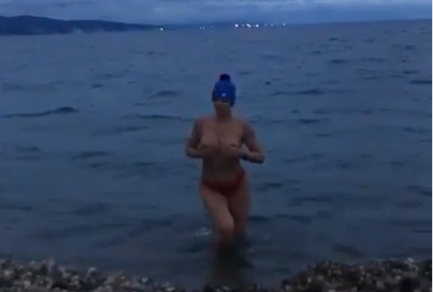 «Главное в шапочке»: полуголая жительница Новороссийска искупалась в море