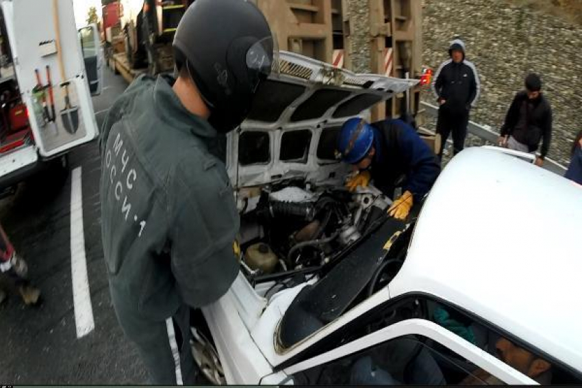 В Сочи спасатели эвакуировали из разбившейся «семерки» двух мужчин
