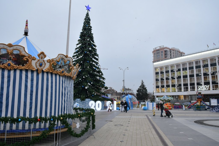 На Главной городской площади Краснодара начали работать аттракционы 