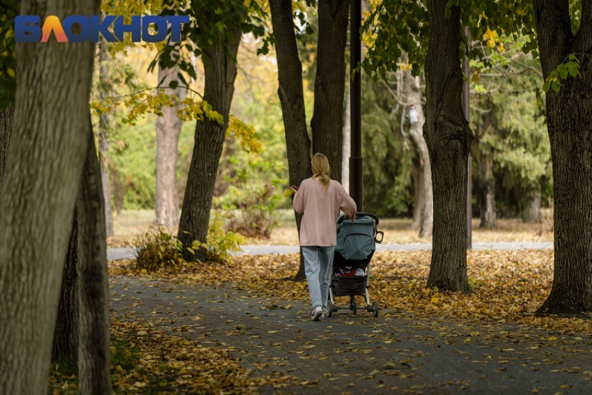 В Краснодаре школьницы на самокате влетели в коляску с годовалым малышом